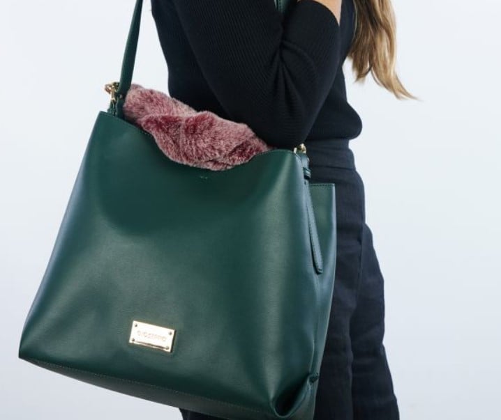 El pelo est&aacute; de moda. Gioseppo vuelve a sacar su bolso shopper con asa de pelo