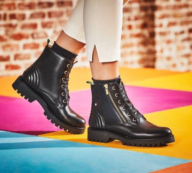 Este es el bot&iacute;n negro con cordones de Pikolinos que combina con cualquier vestido