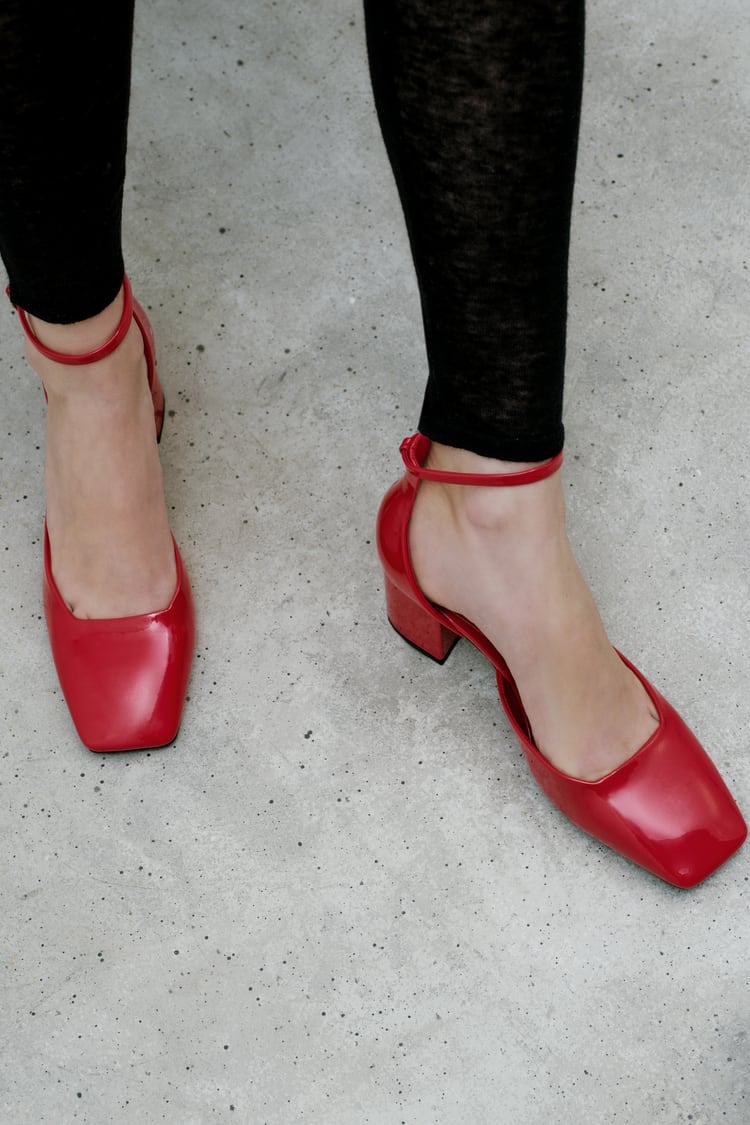 Los zapatos tendencia de Zara que necesitas en tu armario y que ya los tiene hasta Rosal&iacute;a