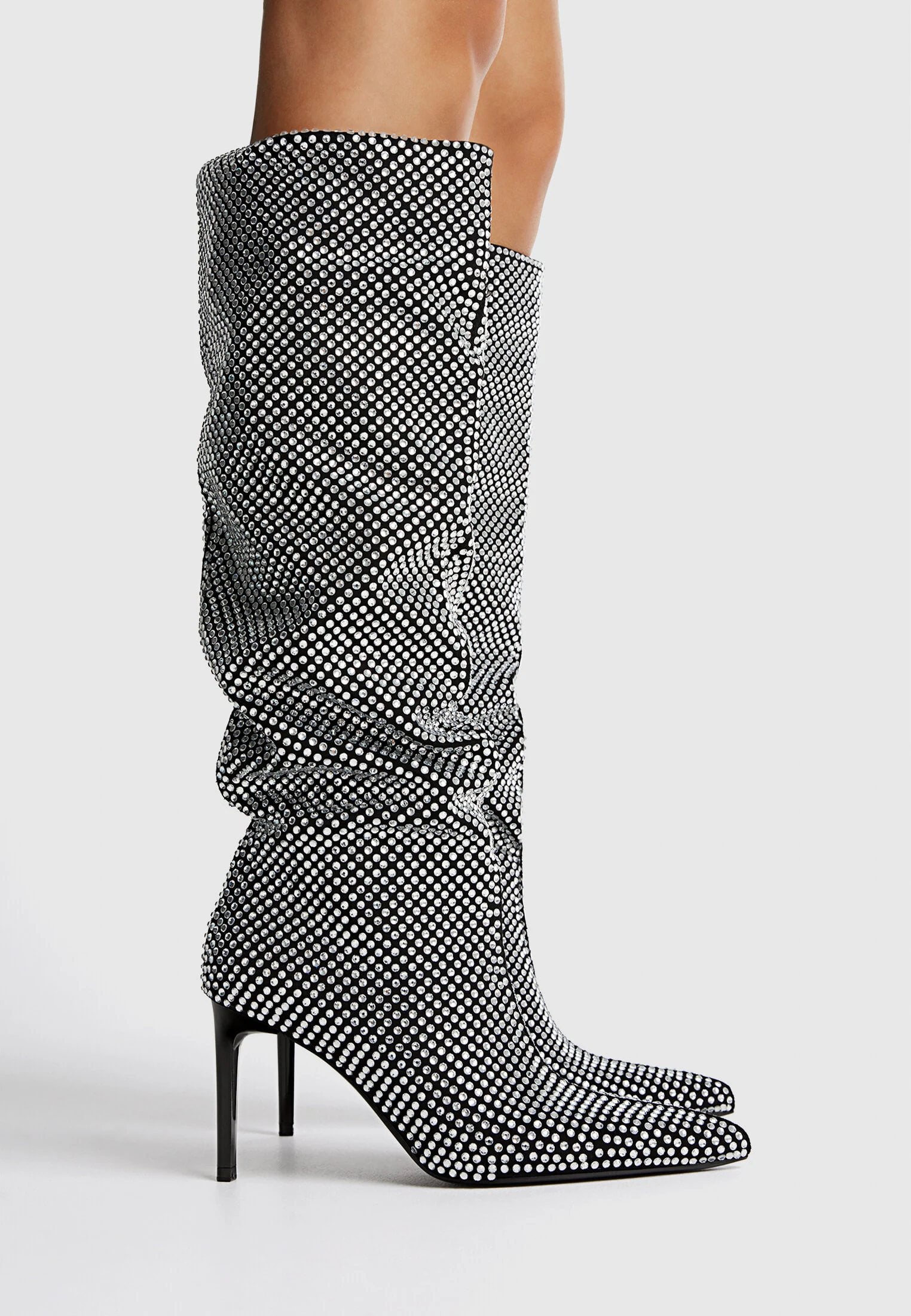Stradivarius es l&iacute;der en la tendencia metalizada con estos cuatro zapatos imprescindibles en tu armario