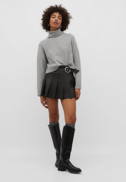 Este es el básico de Stradivarius que no puede faltar en tu armario. Cambinalo con mini falda y mocasines