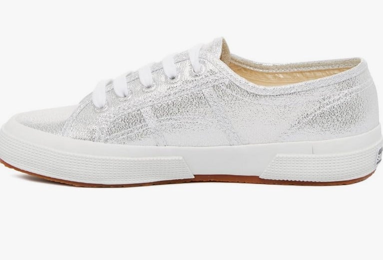 Superga tiene las zapatillas plateadas con las que ir&aacute;s a la &uacute;ltima tan rebajadas que te las vas a tener que comprar s&iacute; o s&iacute;