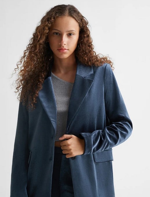 Fichamos la blazer perfecta para la cena de Navidad: es de terciopelo y solo la tiene Mango