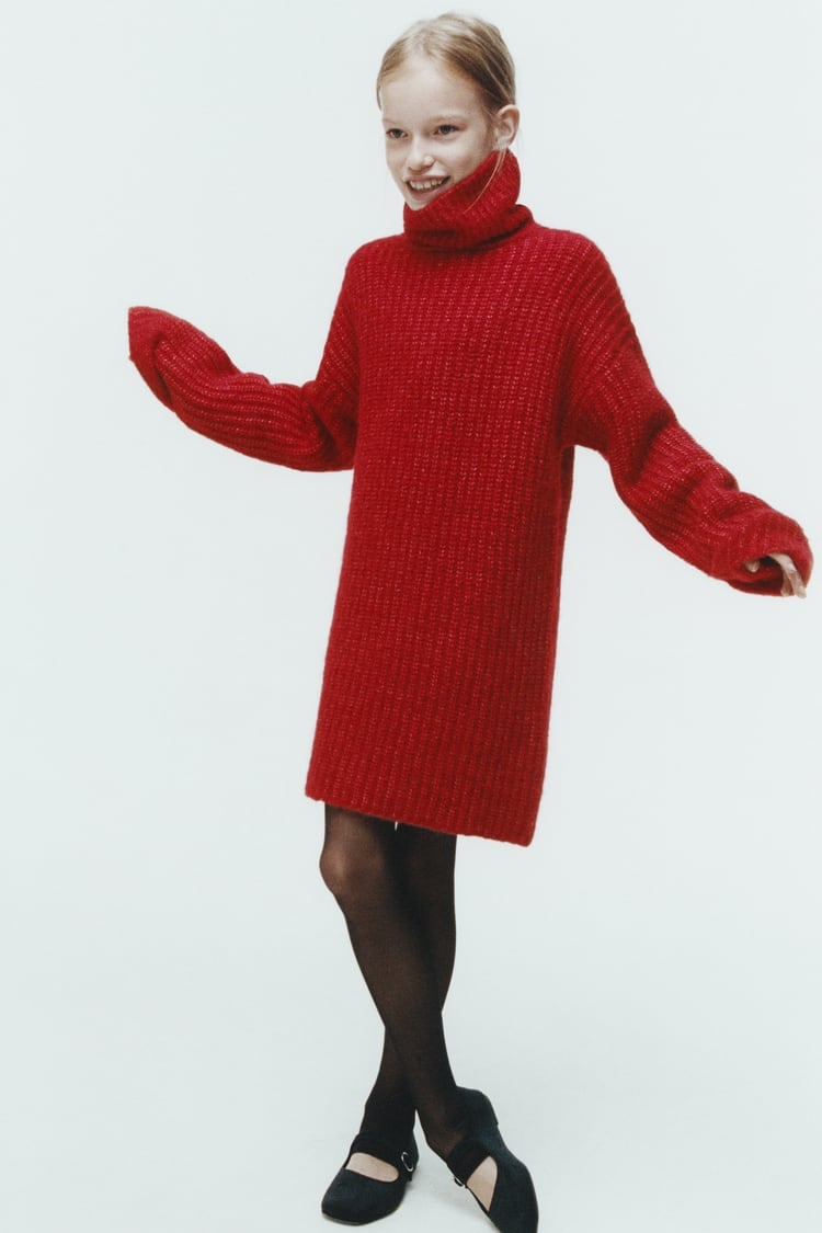 El vestido de Zara Kids perfecto si eres bajita: ideal para llevar con medias y botas