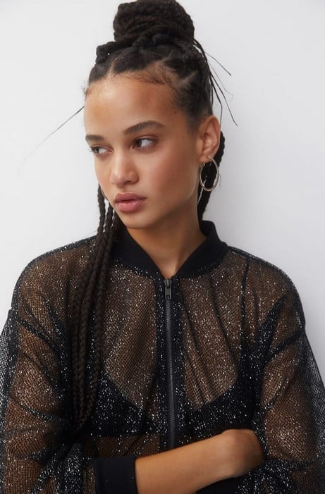 La bomber que le encantar&iacute;a tener a Sassa de Osma la puedes comprar ya en Pull&Bear por menos de 30 euros