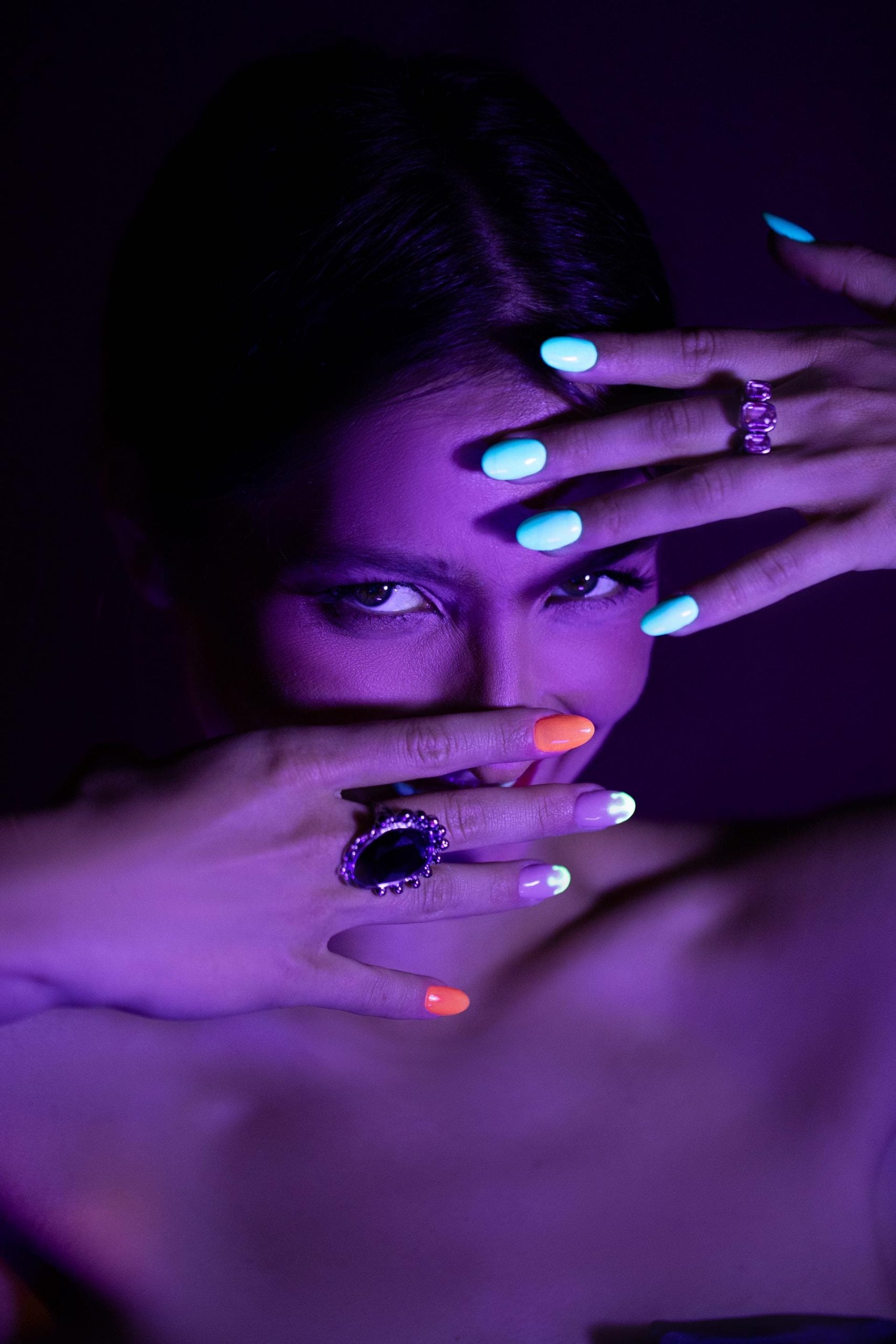 Ni se te ocurra pintarle las u&ntilde;as as&iacute;: los colores que no se van a llevar en 2024