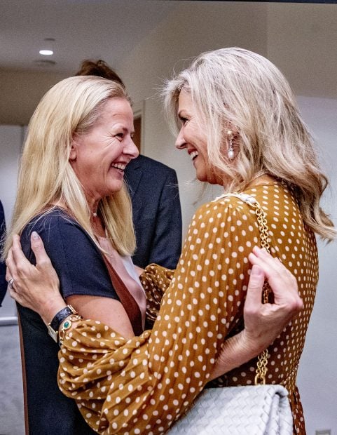 M&aacute;xima de Holanda abrazo, Mabel de Holanda
