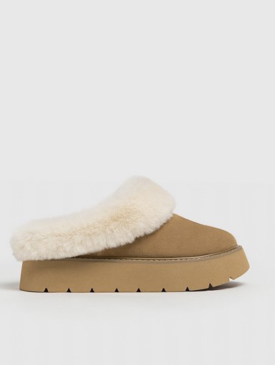 Son clavados a las UGG: Stradivarius arrasa con sus zuecos m&aacute;s calentitos