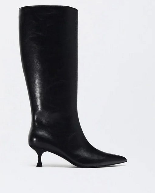 Las botas que más se llevan esta temporada son de Parfois: tacón cómodo, negras y pegan con todo