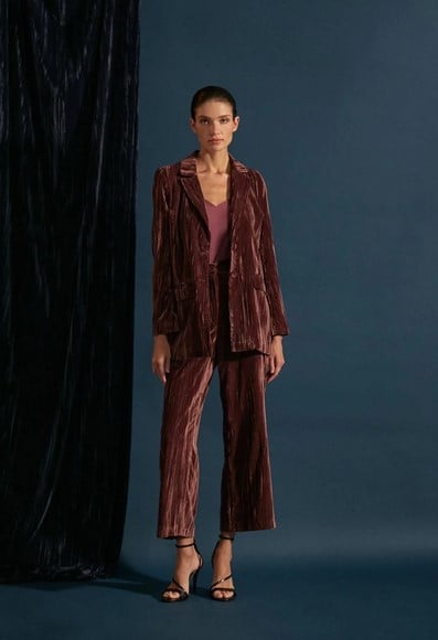 La blazer de terciopelo que nos ha conquistado no es de Zara: tienes que ficharla