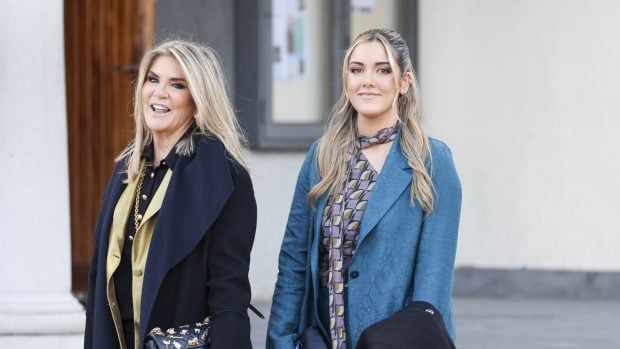 Susana Uribarri junto a su hija, Susana Uribarri bautizo, Ana Obreg&oacute;n bautuzo Ana Sandra