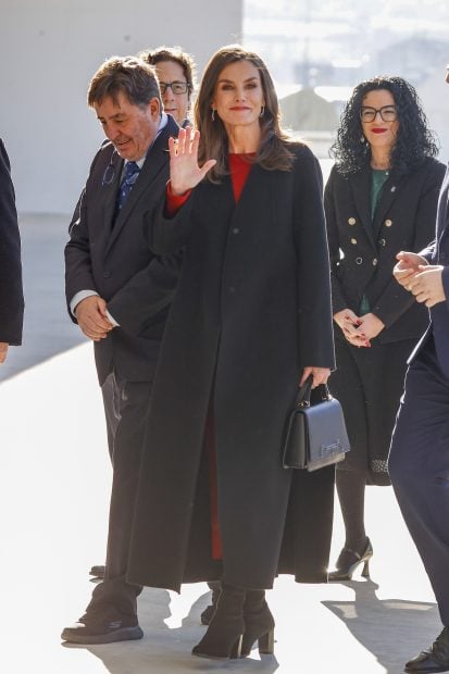 Reina Letizia rojo, Letizia abrigo negro