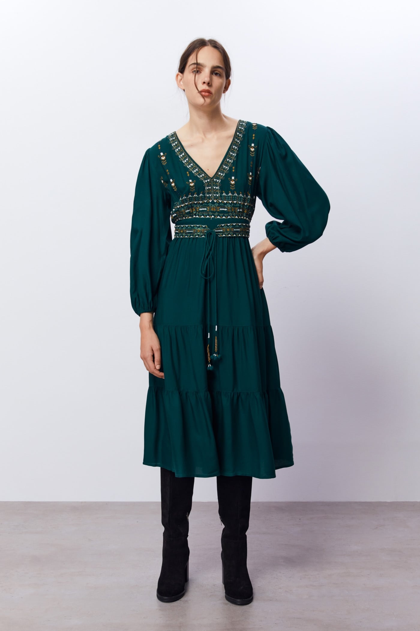 Los vestidos largos para llevar con botas: son perfectos para las bajitas y est&aacute;n en Zara y Sfera