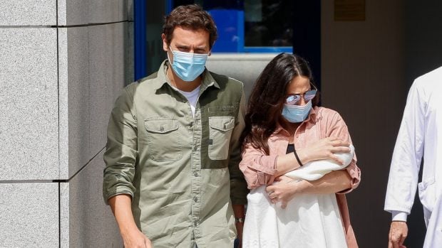 Mal&uacute; y Albert Rivera a la salida del hospital tras el nacimiento de la peque&ntilde;a Luc&iacute;a. (Foto: Gtres)