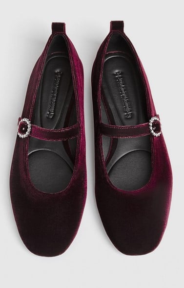 Las bailarinas de terciopelo de Stradivarius son las m&aacute;s c&oacute;modas para bailar toda la Nochevieja