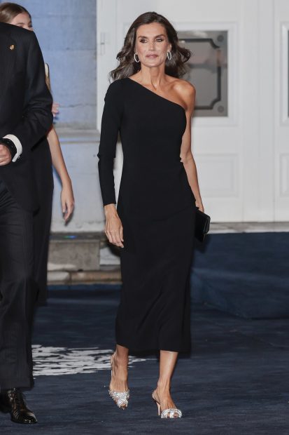 Letizia vestido asimetrico, mejores vestidos letizia, letizia moda, letizia estilista