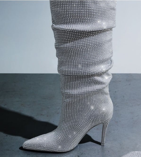Bershka tiene las botas altas plateadas de tac&oacute;n fino para combinar con vestido negro estas fiestas