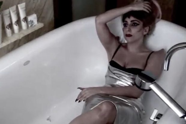 Cantantes desnudos videoclips, artistas desnudos, cantantes sin ropa