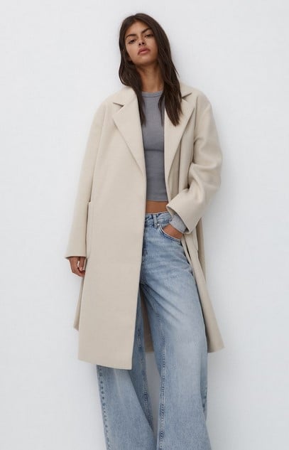 El abrigo que necesitas est&aacute; en Pull and Bear: de pa&ntilde;o, negro, elegante y est&aacute; tirado de precio