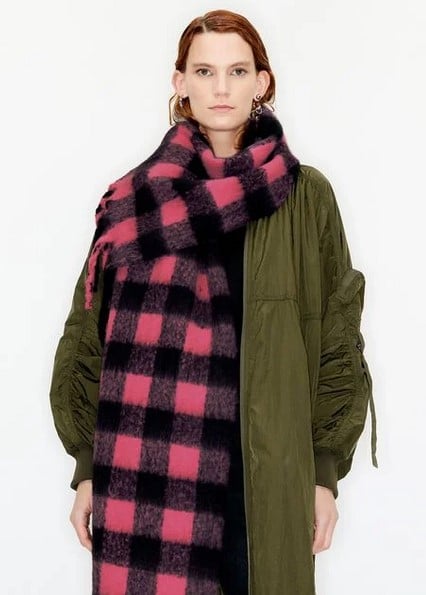 Las bufandas de Bimba y Lola están arrasando: son la combinación perfecta con un abrigo de paño