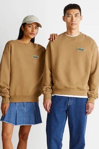 Aprovecha las rebajas para hacerte con la sudadera Lacoste que mejor queda con vaqueros