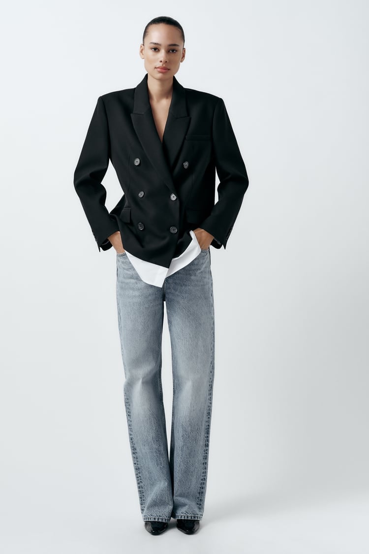 Zara tiene la americana más original que vas a ver: es perfecta para llevar con leggins