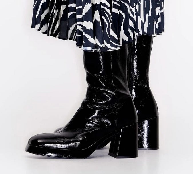 Bimba y Lola se arriesga con estos botines de piel efecto charol que están causando sensación