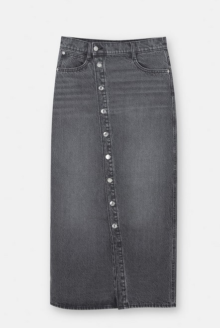 Es perfecta para bajitas: la falda vaquera de Pull and Bear que estiliza tu figura y no cuesta ni 30 euros