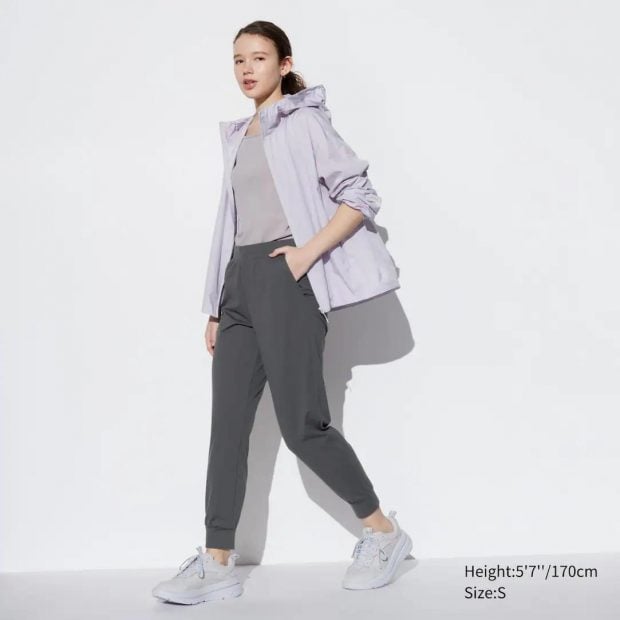 El pantalón más cómodo y con estilazo que llevan todas las pijas con deportivas es de Uniqlo