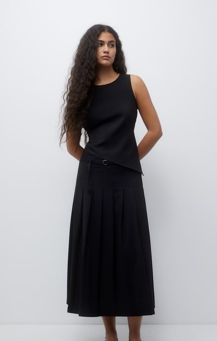 La falda de Pull and Bear que est&aacute; siendo un &eacute;xito de ventas: negra, larga y elegante