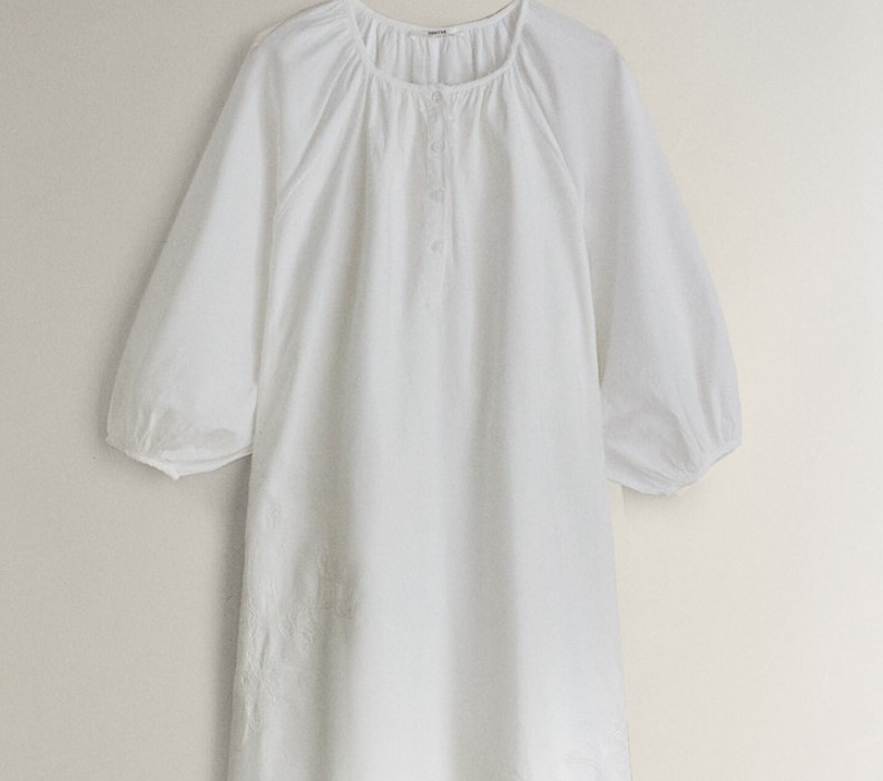 As&iacute; es el camis&oacute;n de Zara que podr&iacute;a pasar por vestido de novia
