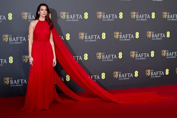 Dua Lipa, alfombra roja Premios Bafta