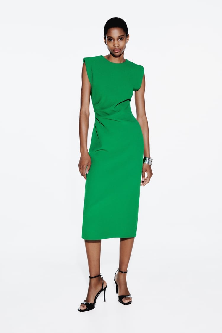 Perfecto para combinar con una biker de cuero y unas botas: as&iacute; es el vestido efecto cintura de avispa de Zara