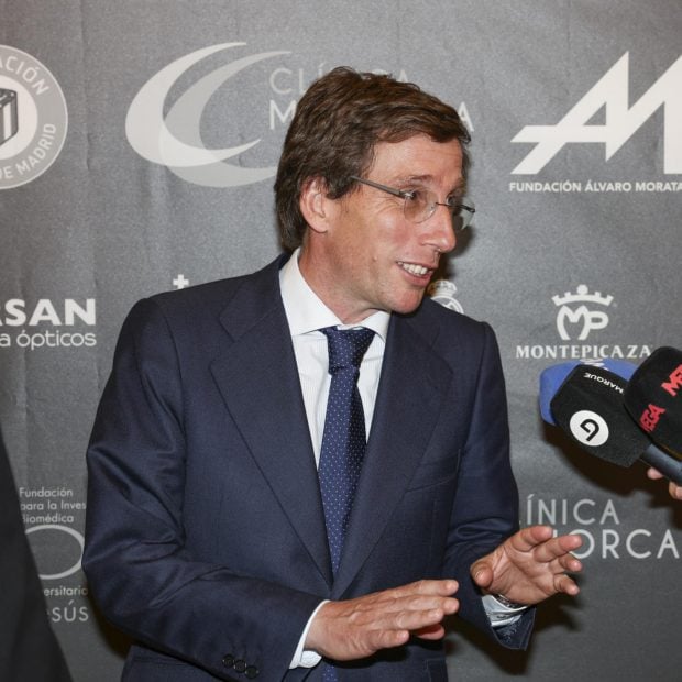 La broma con la que Carlos Sobera quiso bajar los pantalones a José Luis Martínez Almeida por una buena causa, subasta benéfica organizada por Gonzalo Caballero