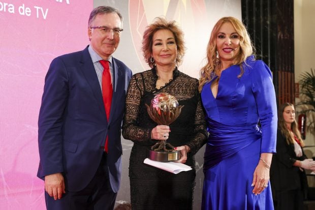 ana rosa estilismo, ana rosa brilla con su look, pareja de ana rosa