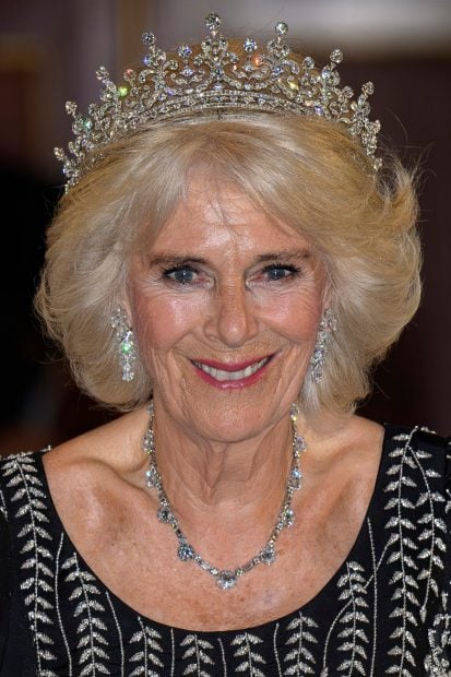 Tiaras, broches y otros tesoros: las joyas que Camila ha usado de la Reina Isabel, joyas isabel II, estilo Camilla Parker