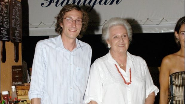 Fernando G&oacute;mez-Acebo y su madre, la infanta Pilar, a las puertas de Flanigan, en Mallorca. / Gtres