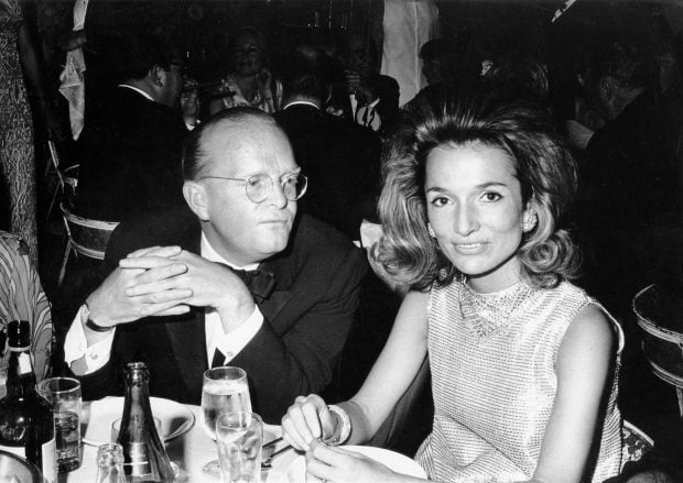 Truman Capote, junto a Lee Radziwill, en la mascarada.