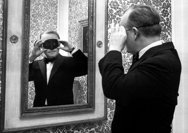 Truman Capote, durante su fiesta Black&White Ball, que se celebr&oacute; en la gran sala de baile del Hotel Plaza de Nueva York el 28 de noviembre de 1966.