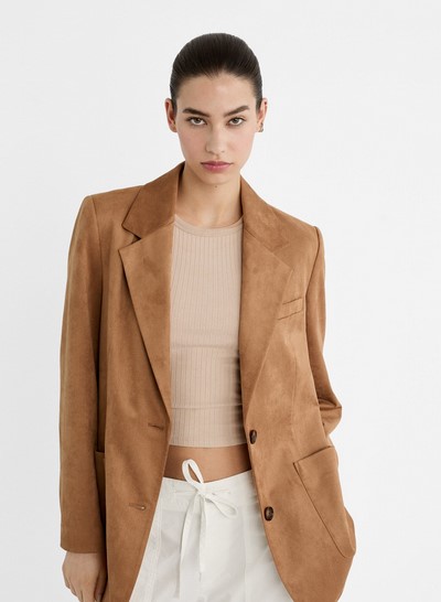 El blazer efecto ante que es ideal para llevar con vaqueros campana est&aacute; en Stradivarius por menos de 40 euros
