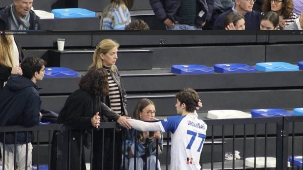 Pablo Urdangarin, Johanna Zott y la infanta Cristina en un partido. (Foto: Gtres)