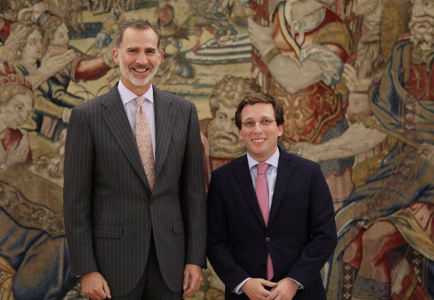 Jos&eacute; Luis Mart&iacute;nez-Almeida, alcalde de Madrid, junto al rey Felipe VI.