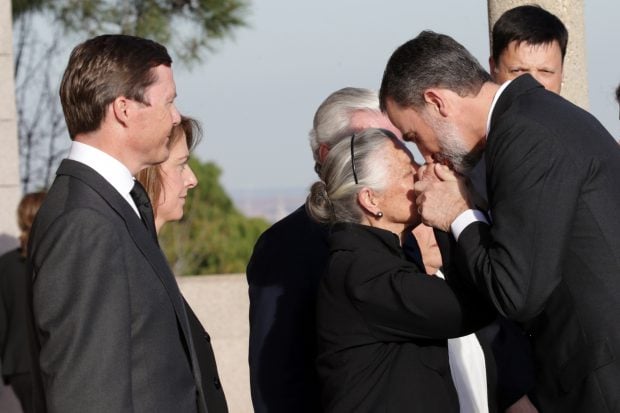 Teresa de Borbón-Dos Sicilias, abuela de la prometida de Almeida, junto al Rey Felipe VI. / GTRES