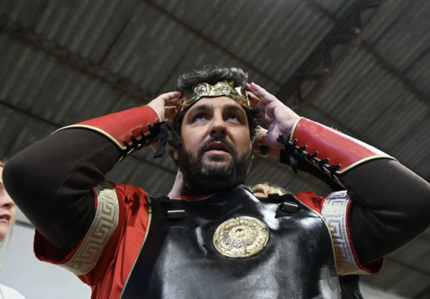 Fernando López Miras, en el papel del emperador romano Teodosio I El Grande. / INSTAGRAM
