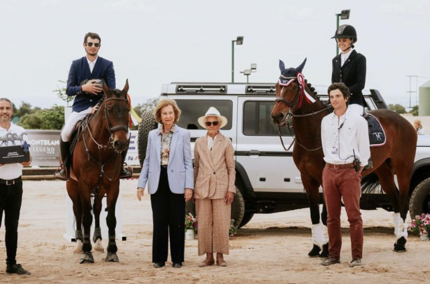 Teresa de Borbón-Dos Sicilias, junto a la reina Sofía. / @flordelishorsetrial