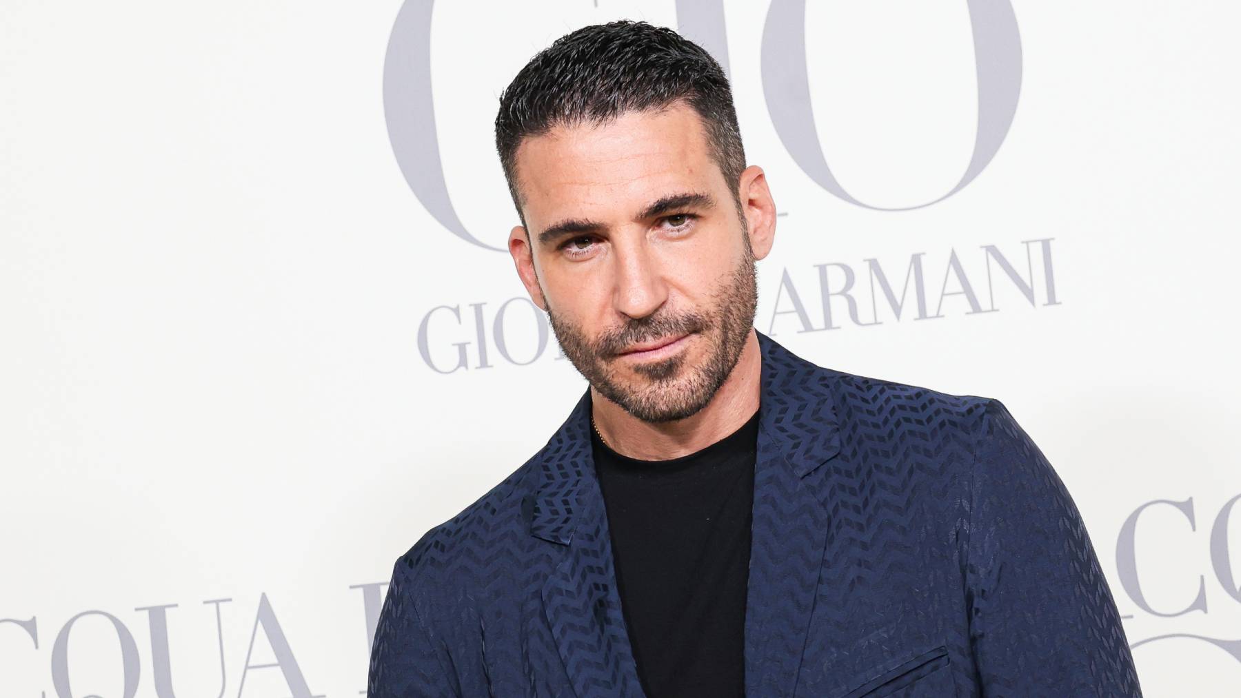 Miguel Ángel Silvestre posando en un photocall en Madrid. / Gtres