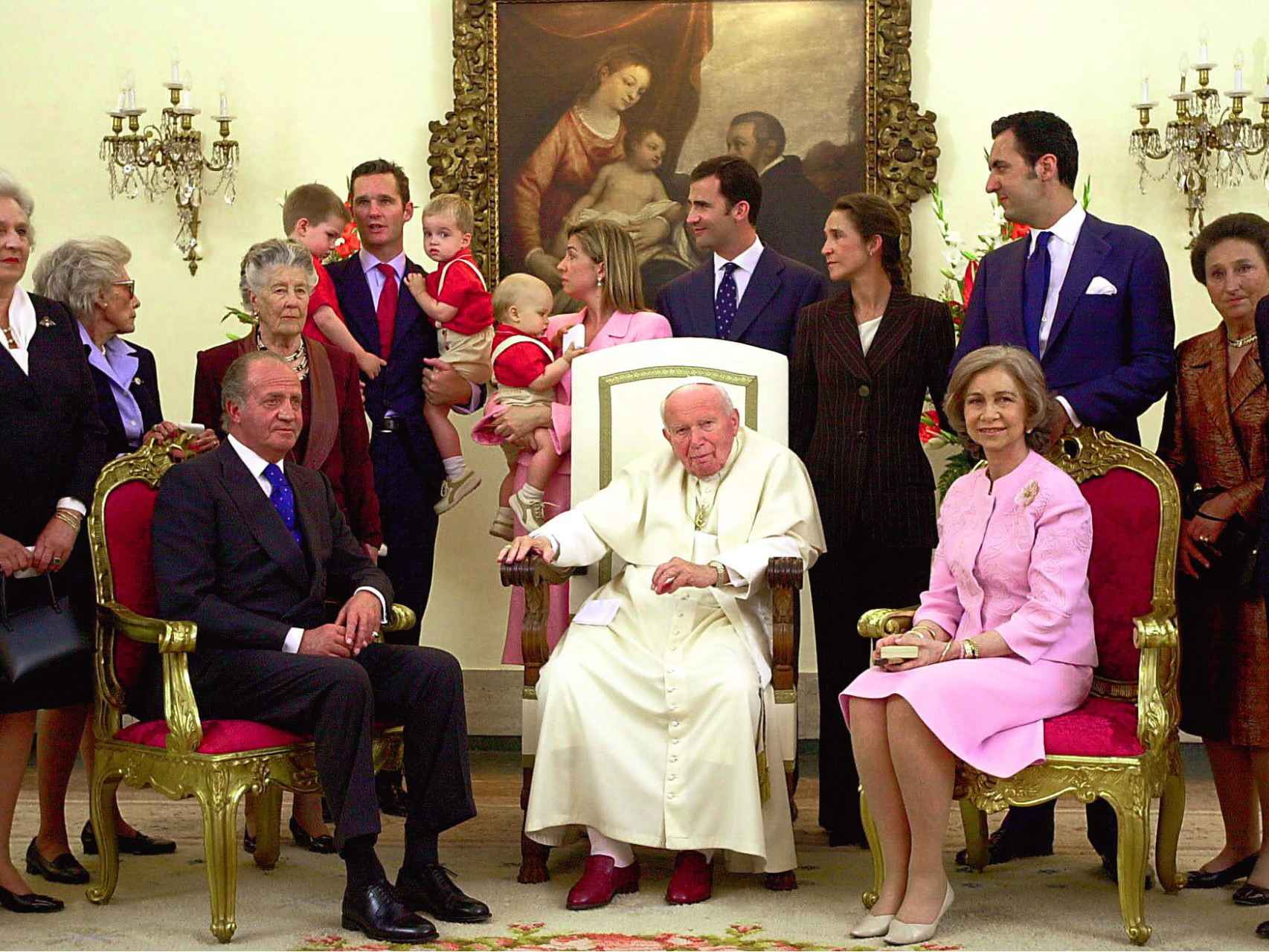 La infanta Alicia, de pie detr&aacute;s del rey Juan Carlos en el Vaticano en 2003. / GTRES