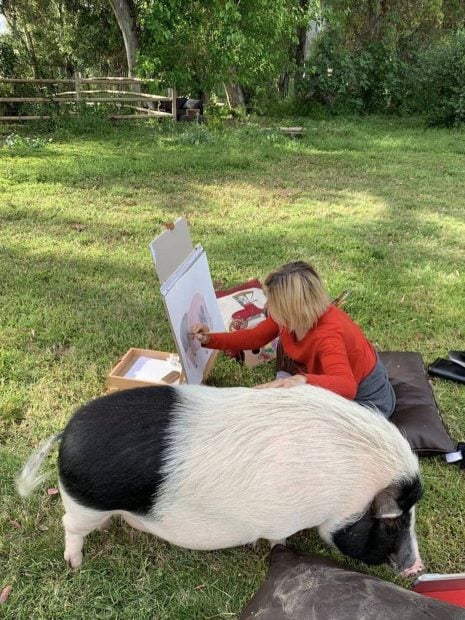 Eugenia Mart&iacute;nez de Irujo con un cerdo vietnamita. / INSTAGRAM