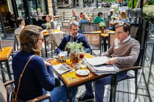 El alcalde, con su sobrina, de espaldas, durante la jornada de reflexi&oacute;n de 2023.