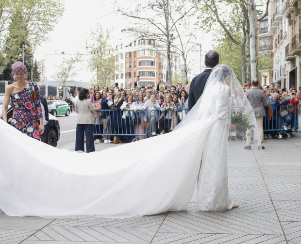 Victoria L&oacute;pez-Quesada, responsable de llevar la cola del vestido. / GTRES